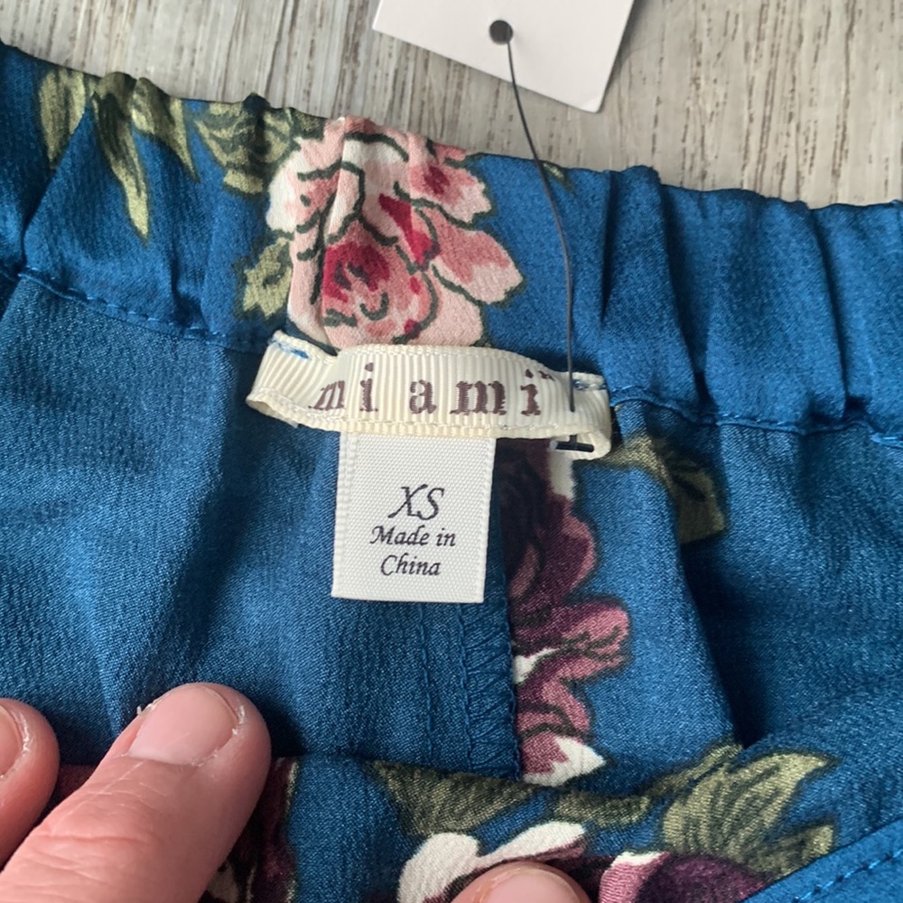 NWT! Francesca’s Miami off shoulder ruffle sleeve top - Picture 4 of 8